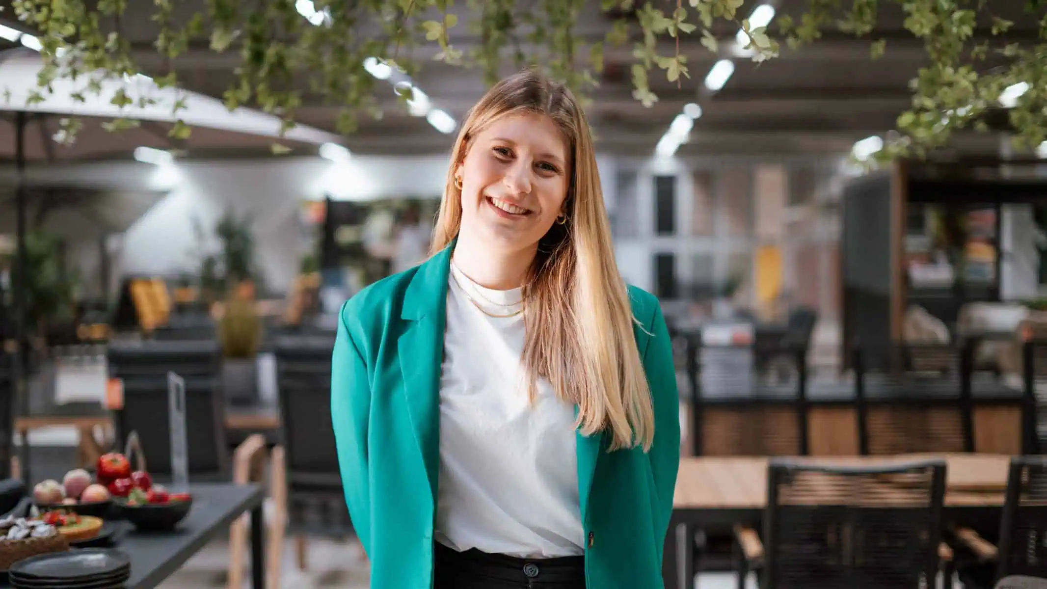 Portrait einer weiblichen Fachkraft bei SIENA GARDEN.