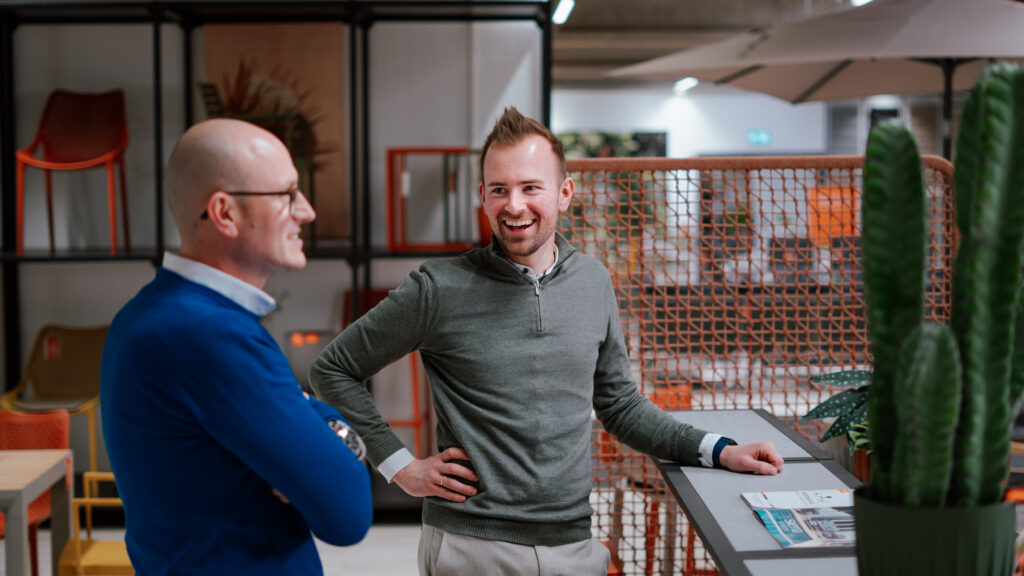Zwei Mitarbeiter schauen sich an und unterhalten sich im Showroom von SIENA GARDEN.
