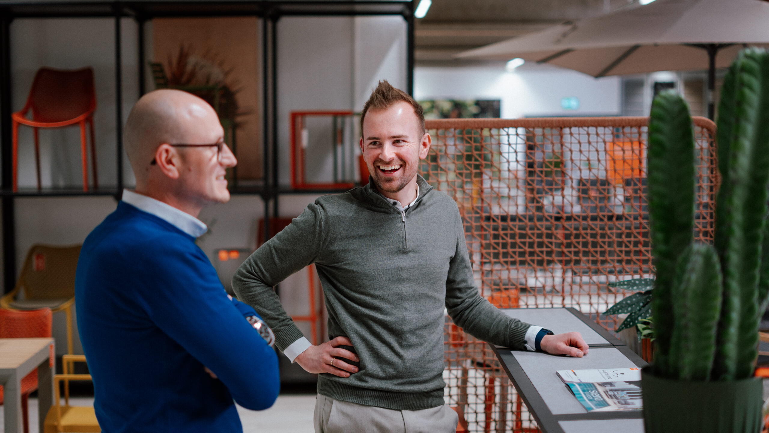 Zwei Mitarbeiter schauen sich an und unterhalten sich im Showroom von SIENA GARDEN.
