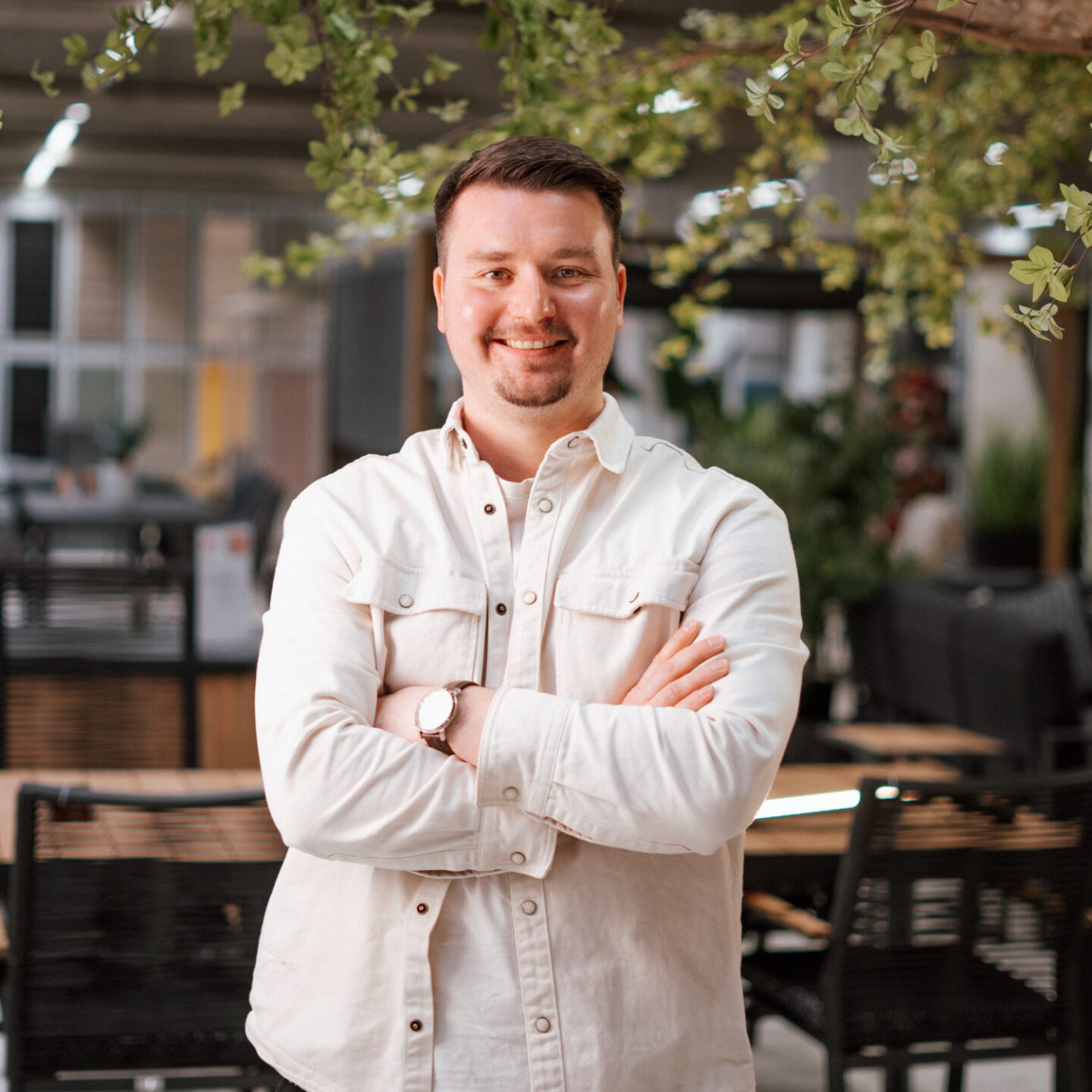 Portrait von Lukas Brüner, HR Recruiter und Workplace Manager bei SIENA GARDEN